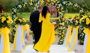 Nunta in design de culoare galbena, mireasa si mirele, semne