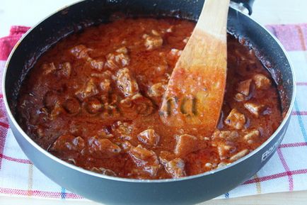 Свинина в томатному соусі на сковороді - рецепт з фото крок за кроком