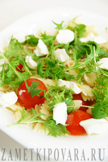 Теплий салат з помідорами, макаронами і сиром, прості кулінарні рецепти з фотографіями