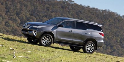 A Toyota bemutatta az új SUV Fortuner Oroszország 1