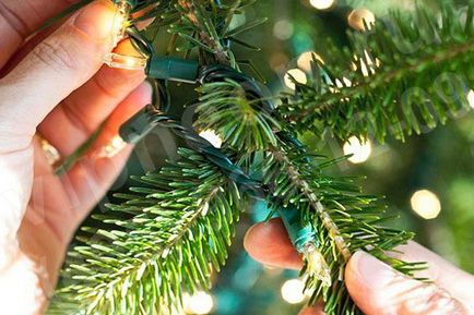 Прикрашаємо дерева новорічними гірляндами - статті