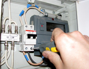 Szerelése villamos fogyasztásmérők a lakásban a kezével, a szabályok (videó)