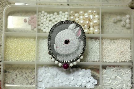 Вишиваємо гладдю брошка з білим кроликом - ярмарок майстрів - ручна робота, handmade