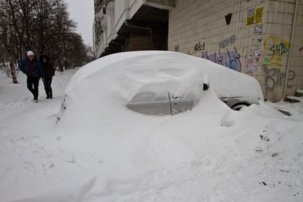 La Kiev, pentru a doua zi, ninsoarele anormale continuă