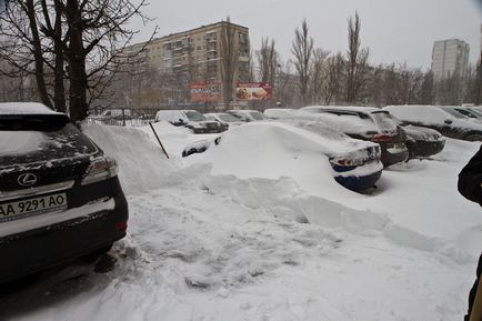 La Kiev, pentru a doua zi, ninsoarele anormale continuă