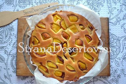 Смачний пиріг з персиками свіжими на кефірі