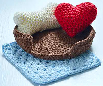 Jucarii tricotate amigurumi crosetate inima, oase, coș și pătură - suflet revista
