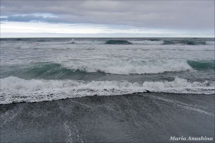 Plaja Halaktyrsky - nisip negru și Oceanul Pacific