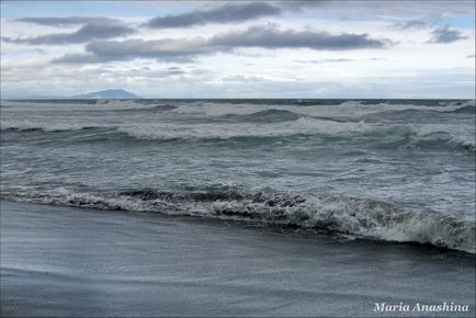 Plaja Halaktyrsky - nisip negru și Oceanul Pacific