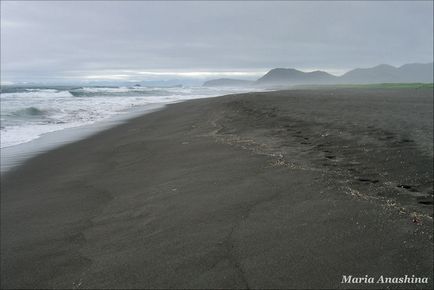 Plaja Halaktyrsky - nisip negru și Oceanul Pacific