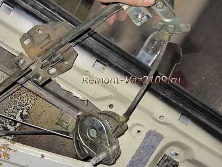 Înlocuirea mecanismului regulatorului de ferestre al ușii din față, repararea vaselor 2109-2108