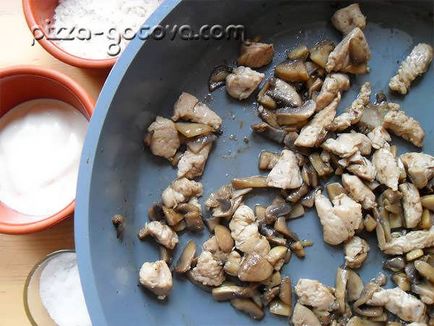 Жульєн з грибами і куркою - рецепт з фото