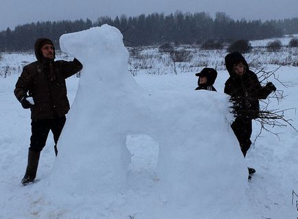 Зимові ігри ліпимо снігову кінь