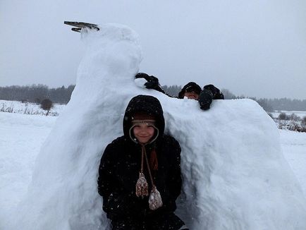 Зимові ігри ліпимо снігову кінь