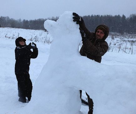 Зимові ігри ліпимо снігову кінь