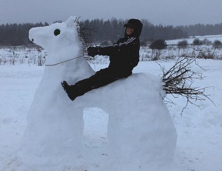 Зимові ігри ліпимо снігову кінь