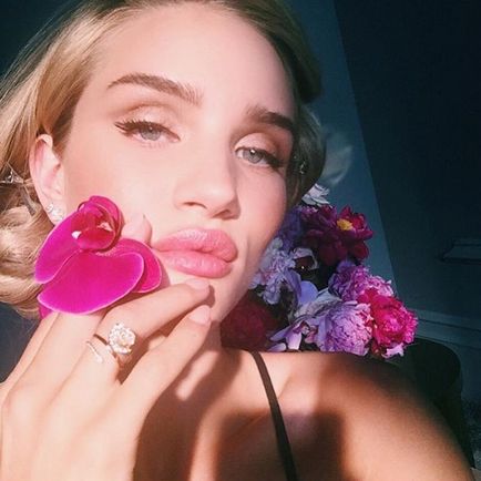 Csillagok manikűr gondozók körmök Rihanna, Adele és Cara Delevingne (büntetés) Csillagok manikűr gondozók körmök Rihanna, Adele és Cara Delevingne