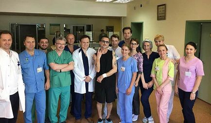 Iar cartea pe care a făcut-o gdze soloistul tău depeche a ajuns la spitalul din Minsk și a fost fotografiat cu doctorii