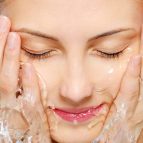 Curățarea spatelui de acnee din salon - descrierea și eficacitatea procedurii