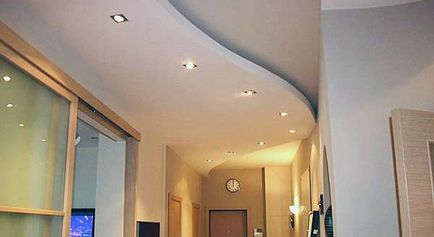 Designul tavanului pe hol, din panouri din gips-carton și din plastic (50 de interioare foto)
