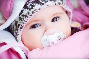 Cum să îmbrăcați un nou-născut în timpul iernii acasă, pe stradă într-un cărucior și pe un extras (fotografii și videoclipuri)