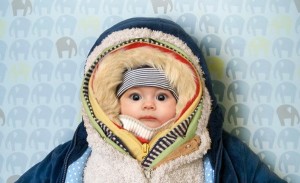 Cum să îmbraci în mod corespunzător un nou-născut pentru o plimbare, acasă și pe un extras