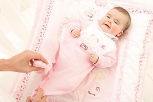 Hogyan kell viselni egy újszülött a séta, otthon és a nyilatkozat (séta) Hogyan kell viselni egy újszülött a séta, otthon és a kivonat