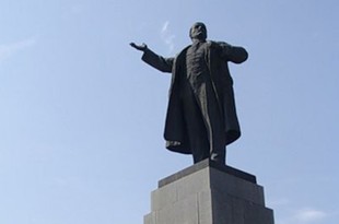 Cât de corect este un monument al lui Lenin și un monument al benzii de știri a lui Lenin care strigă Ekaterinburg, Chelyabinsk, Tyumen