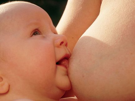 Як привчити дитину до грудного вигодовування після пляшечки