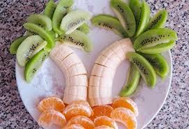 Cum să faci o palmă și o maimuță din fructe sau legume pentru a decora salate