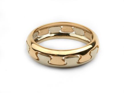 Cum să combinați un inel de logodnă cu un inel de logodnă
