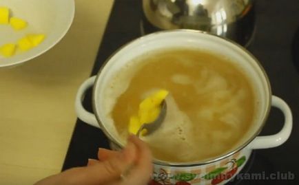 Cum să gătești supă de mazăre cu pui într-o rețetă pas cu pas cu o fotografie