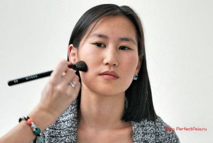 Tehnica de creion pentru machiajul ochilor asiatici, blog despre moda si frumusetea din est