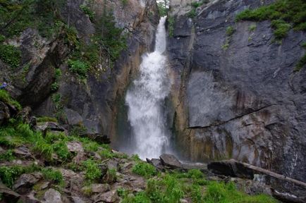 Cascada cascadelor de pe râul Shinok este cel mai mare punct de reper natural din districtul Solonexhen