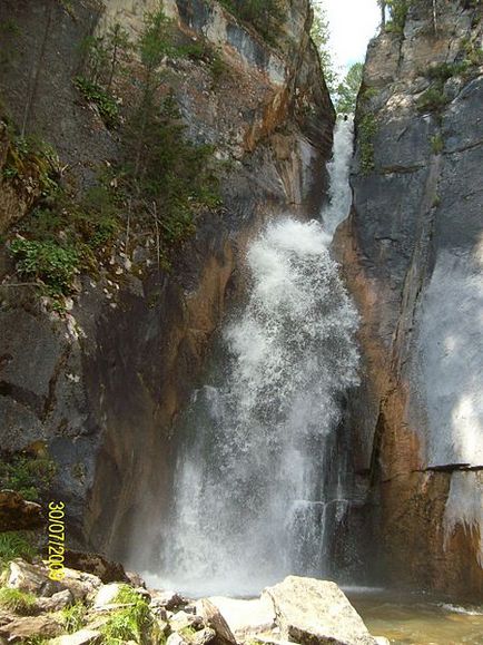 Cascada cascadelor de pe râul Shinok este cel mai mare punct de reper natural din districtul Solonexhen