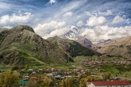 Kazbegi, Georgia atracții Stepantsmindy, fotografie