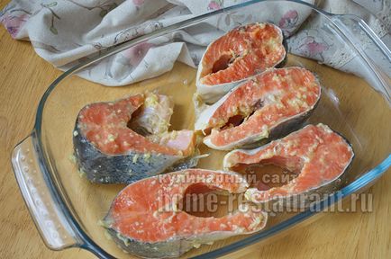 Pește roșu în cuptor în marinada de usturoi și usturoi