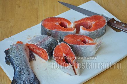 Червона риба в духовці в имбирно-часниковому маринаді