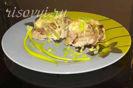 Курка з грибами і сиром в духовці рецепт з фото