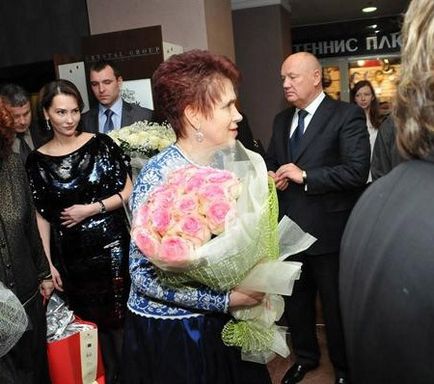 Людмила Янукович одягла старе плаття на весілля хрещеника