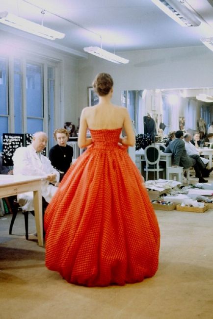 Moda și povestea zilei lui de naștere, Christian Dior, mai proaspătă - cea mai bună din Runet pentru a doua zi!