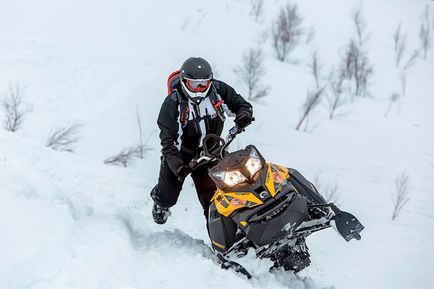 Pe un snowmobile prin munți este înfricoșător și interesant, revista este o mecanică populară