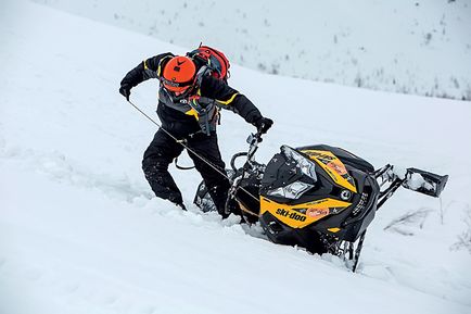 Pe un snowmobile prin munți este înfricoșător și interesant, revista este o mecanică populară