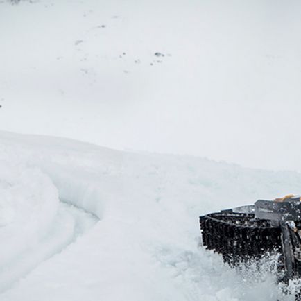 Pe un snowmobile prin munți este înfricoșător și interesant, revista este o mecanică populară