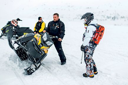 Pe un snowmobile prin munți este înfricoșător și interesant, revista este o mecanică populară