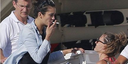 Ніна Добрев курить під час відпочинку на розкішній яхті