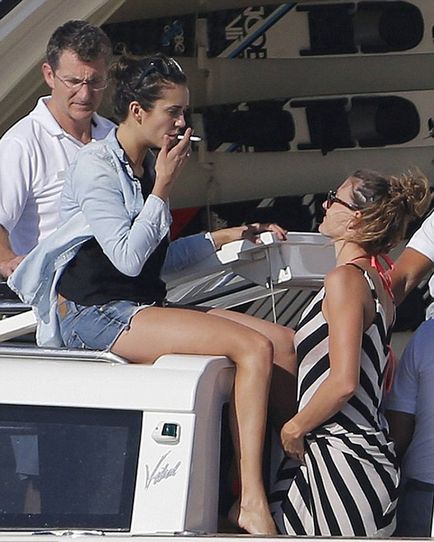 Ніна Добрев курить під час відпочинку на розкішній яхті