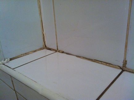 Очищаємо і оновлюємо шви між кахельною плиткою у ванній кімнаті