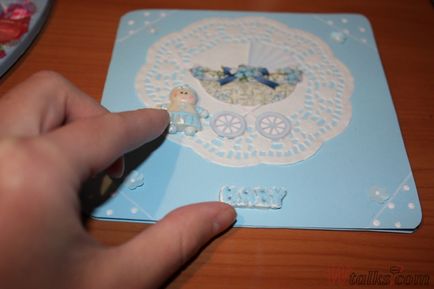 Carte poștală cu un băiat nou-născut cu mâinile sale - clasă de masterat cu fotografie