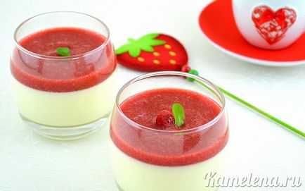 Panna cotta cu sos de căpșuni